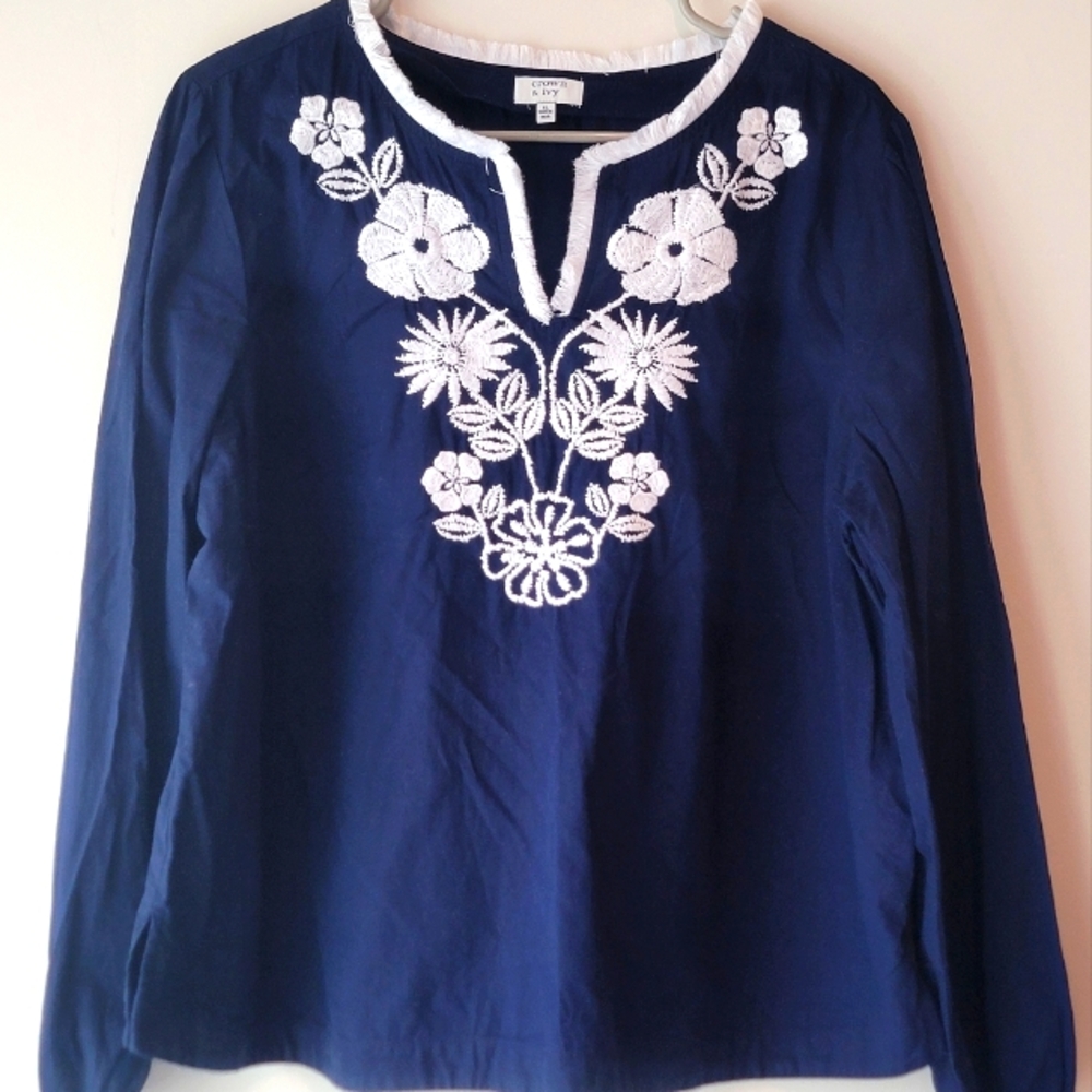Floral Embroidered Crown & Ivy Navy size XL women shirt
